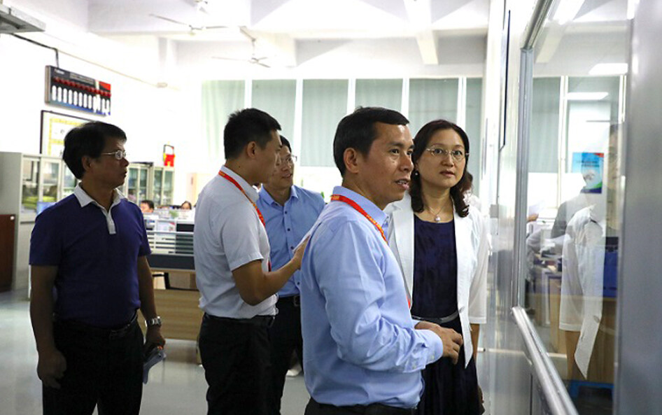 龍華區(qū)人大常委副主任羅麗娟女士率隊在易事達(dá)園區(qū)開展企業(yè)掛點服務(wù)活動