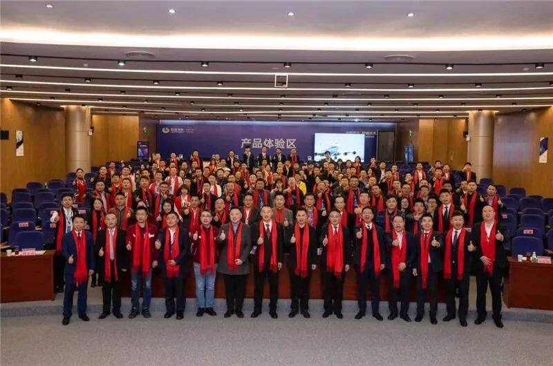 聯(lián)建光電領(lǐng)導(dǎo)和渠道商代表合影