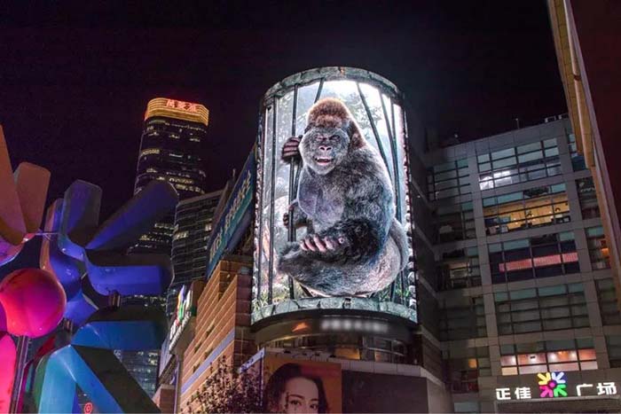 廣州繁華商圈驚現(xiàn)巨型金剛！